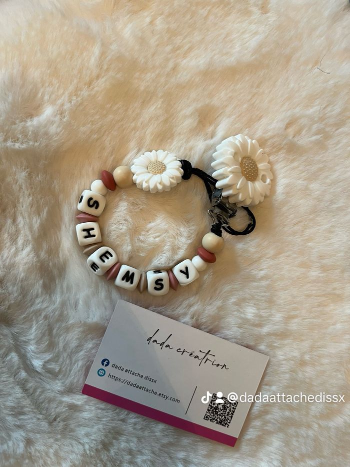 Attache tétine personnalisé fleure