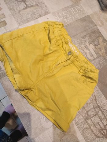 Short jaune taille 14 ans