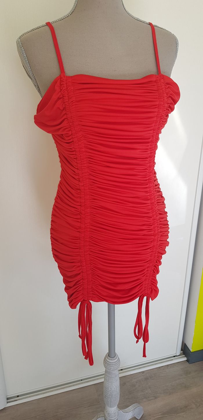 Robe sexy rouge drapée - photo numéro 2
