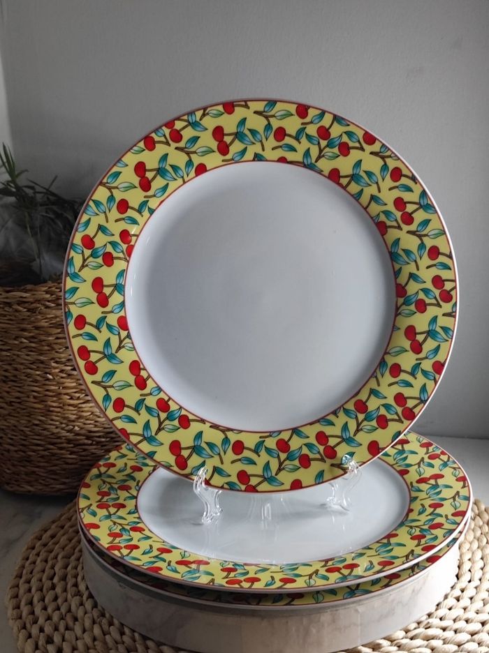 Assiettes plates cerise
