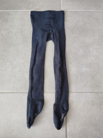 Un collant et une paire de chaussettes