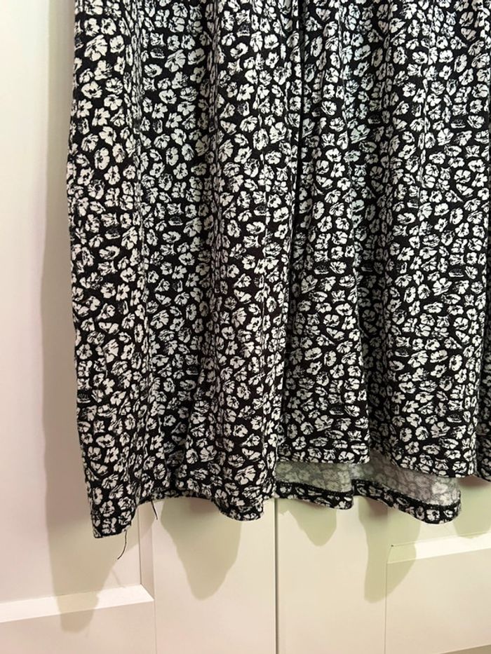 671 – robe fluide à manches courtes, col v et taille cintrée noire et fleurie blanche Pull&Bear - photo numéro 10