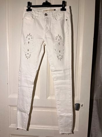 Jeans blanc chic ajouré sur les cuisses