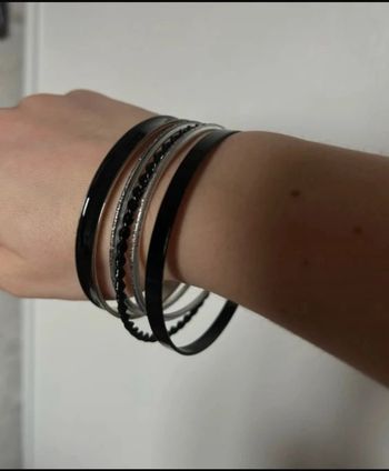 Lot de 5 bracelets - noirs et argentés - Neuf