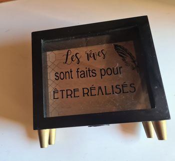 Tirelire. Bois. 19.5 x 22 cm. Texte.