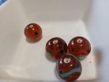 4 grosses perles en verre