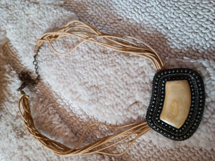 Collier ras de cou beige et métal - photo numéro 5