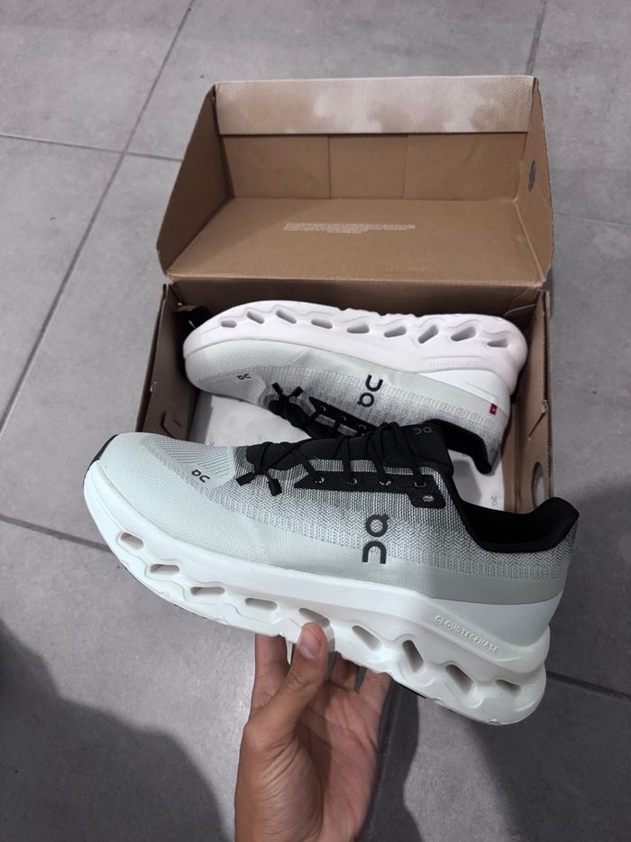 Paire de chaussures baskets de course running ON Cloudtilt taille 45 noir/blanc - photo numéro 3