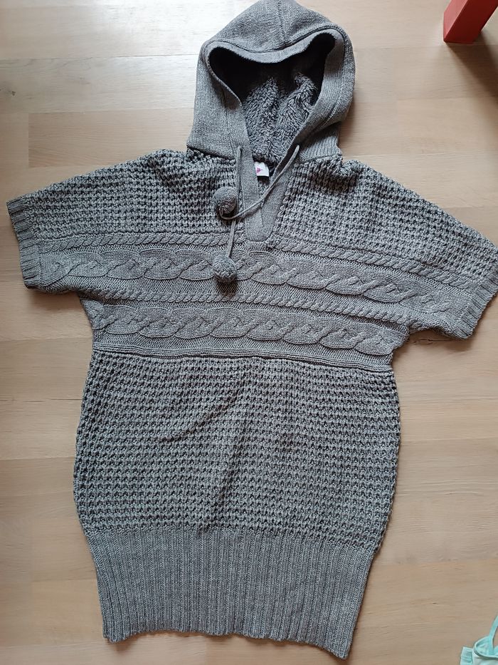 Pull long à capuche manches courtes