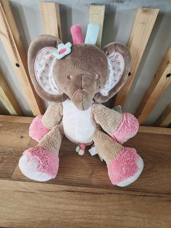 Elephant Charlotte rose et fleurs nattou