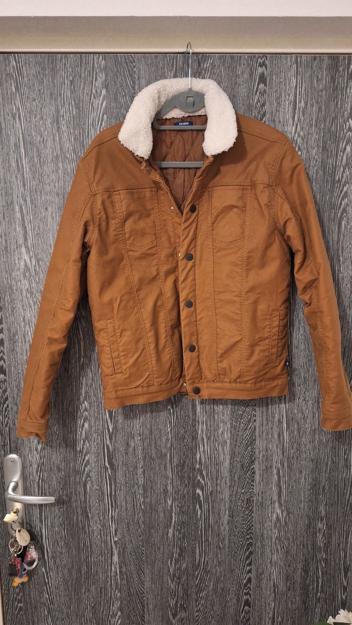 Veste en jean camel à col moutonneux blanc