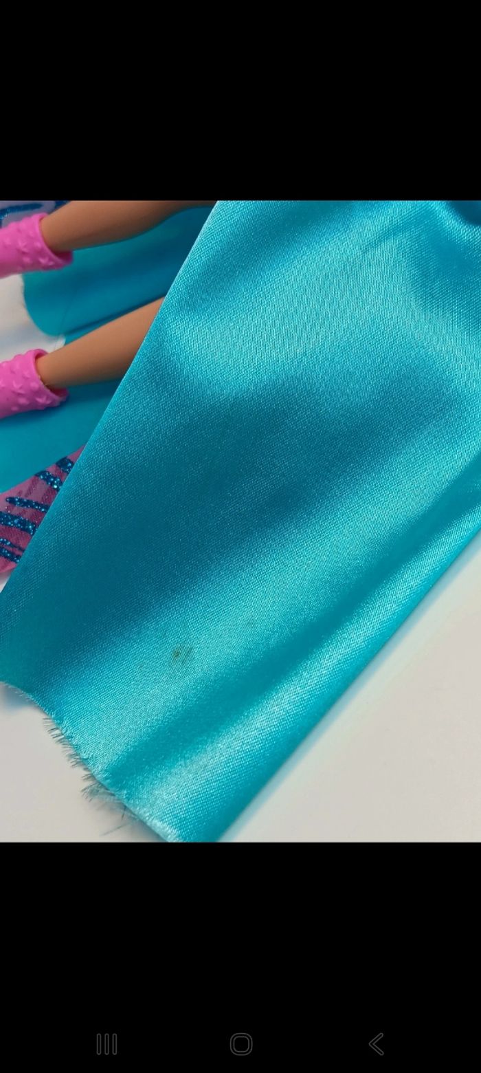 Poupée mattel barbie Rock N' Royals Erika fonctionne a piles 
Barbie chante fonctionne - photo numéro 7