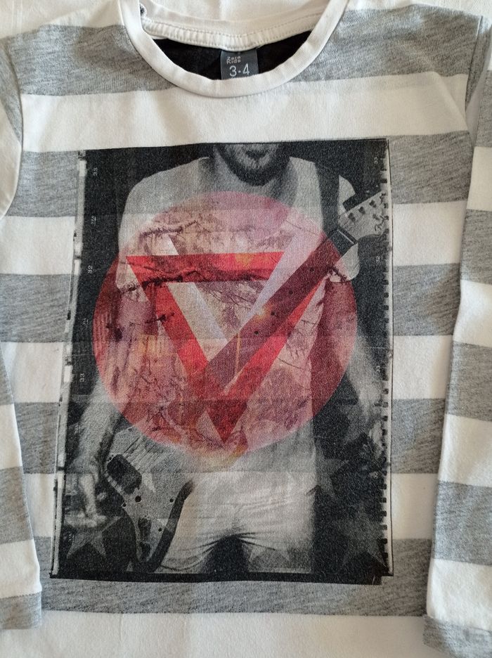 Polo avec manches longues couleur blanc à rayures grises marque Zara kids taille 3 ou 4 ans 104 cm avec inscription devant motif voir photos - photo numéro 2