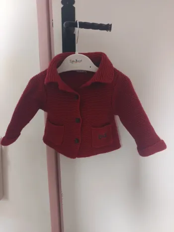 Gilet en mailles rouge bébé .