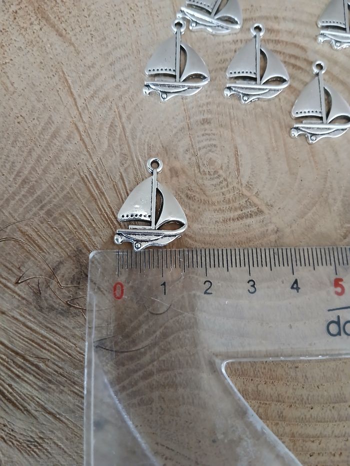 Lot de 8 pendentifs bateaux argenté - photo numéro 2