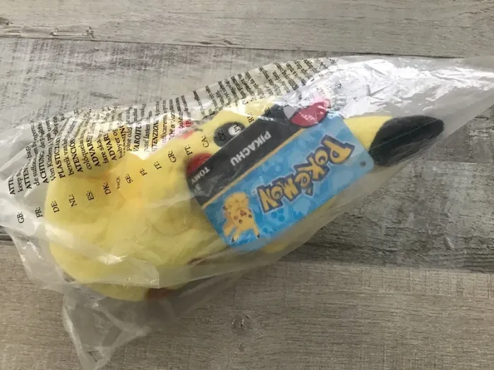 Peluche pikachu neuve tomy - photo numéro 2