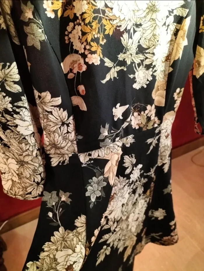 Robe originale avec décolleté dos - motif fleurs - photo numéro 2