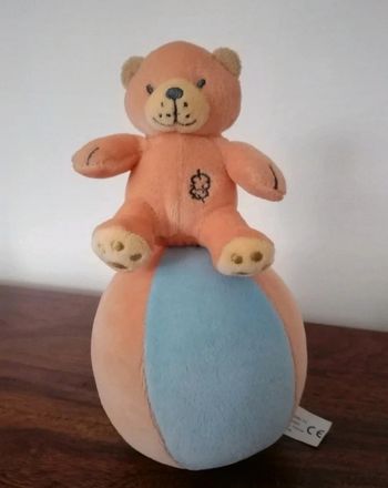 Culbuto musical ourson assis sur sa balle 20 cm env