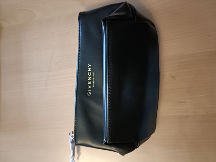 4 POCHETTES GIVENCHY ET NINA RICCI - photo numéro 6