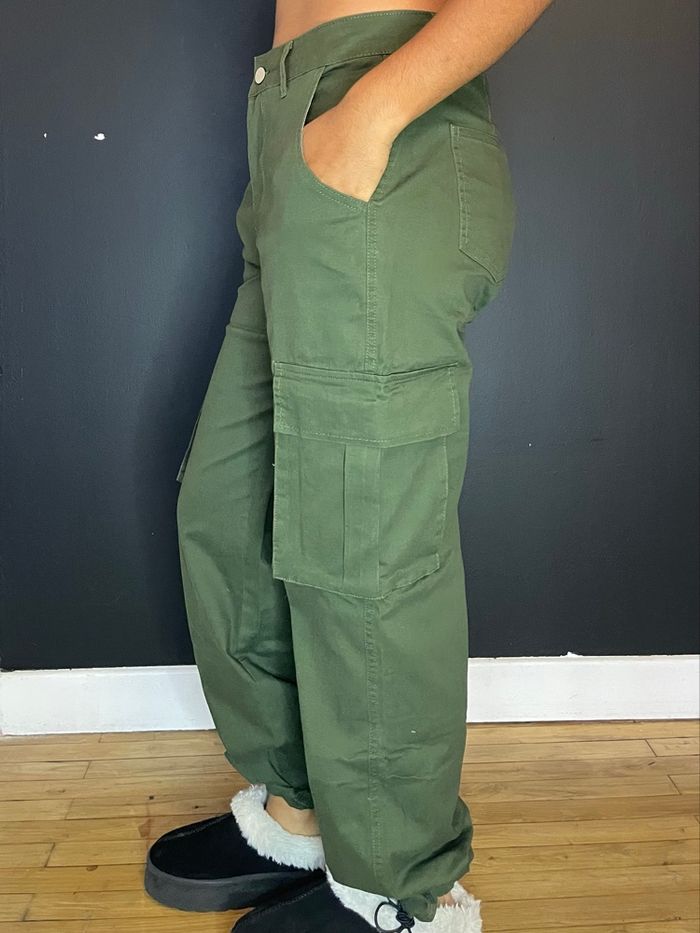 Pantalon cargo kaki style Y2K - photo numéro 3