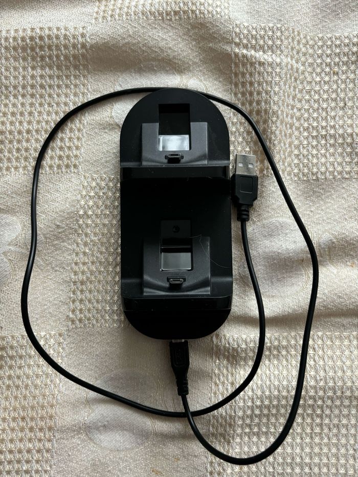 station de chargement  pour Manette de PS4 - photo numéro 3