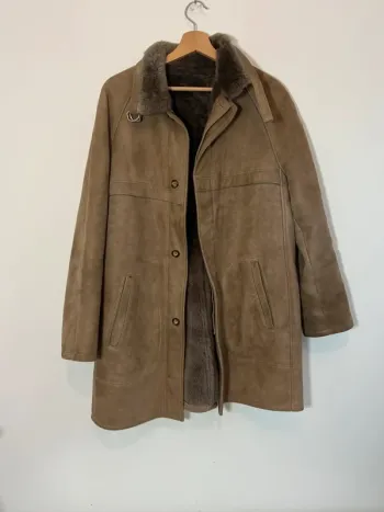 Manteau fausse peau retournée