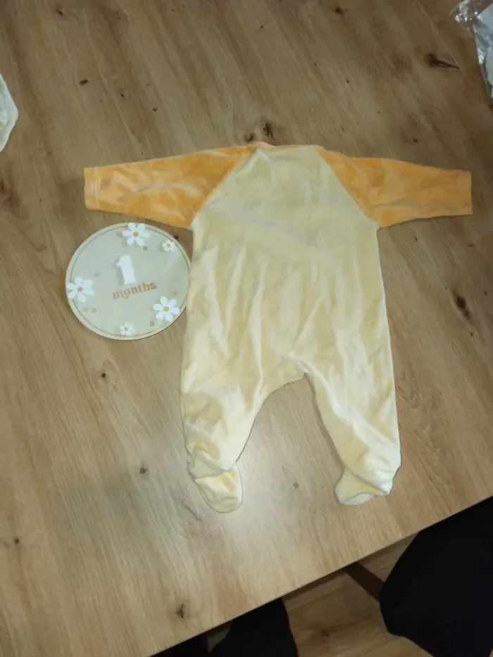 5 pyjamas  velours 1 mois - photo numéro 11