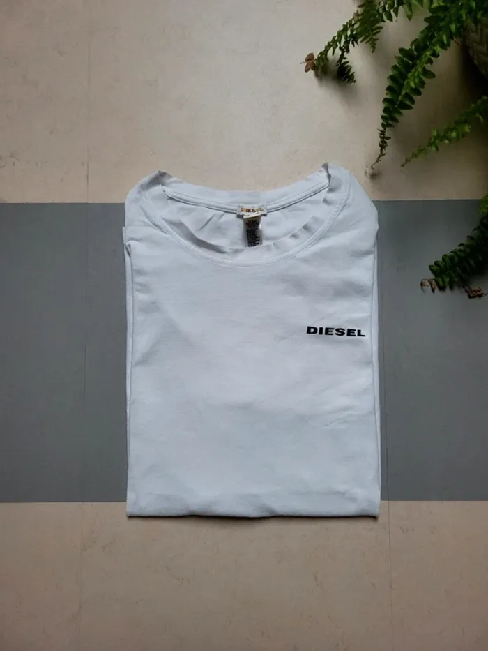 Tee shirt diesel simple blanc logo noir.