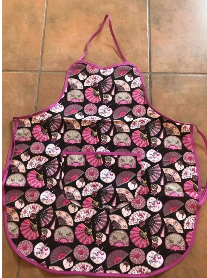Superbe tablier de créateur - photo numéro 2