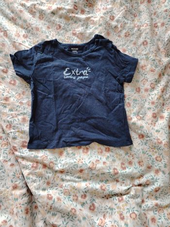 T-shirt bleu marine taille 24 mois en très bon état