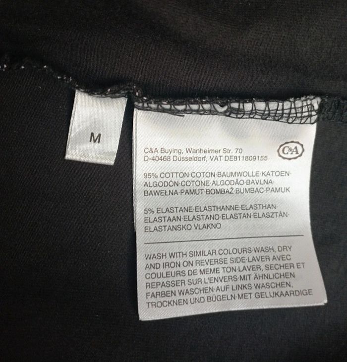 Robe noire et blanche
manches courtes - photo numéro 6