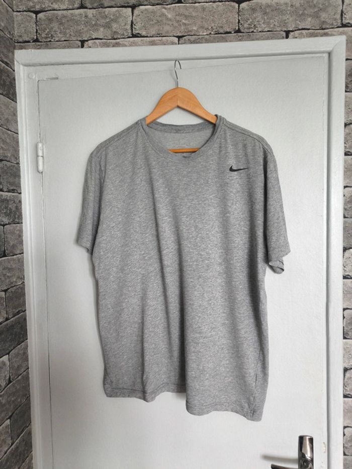 Tee shirt gris Nike taille M