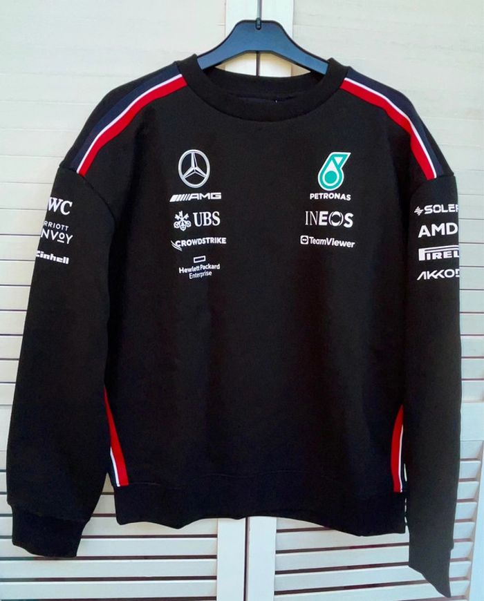 Pull sponsor Mercedes Petronas