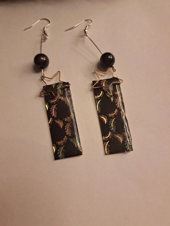 Boucles d'oreilles pendante en résine noir et doré - photo numéro 3