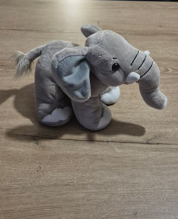 Peluche éléphant debout