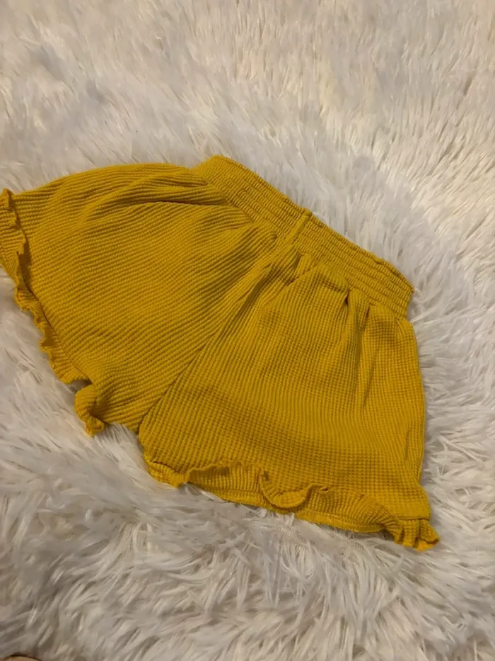 Short jaune - photo numéro 3