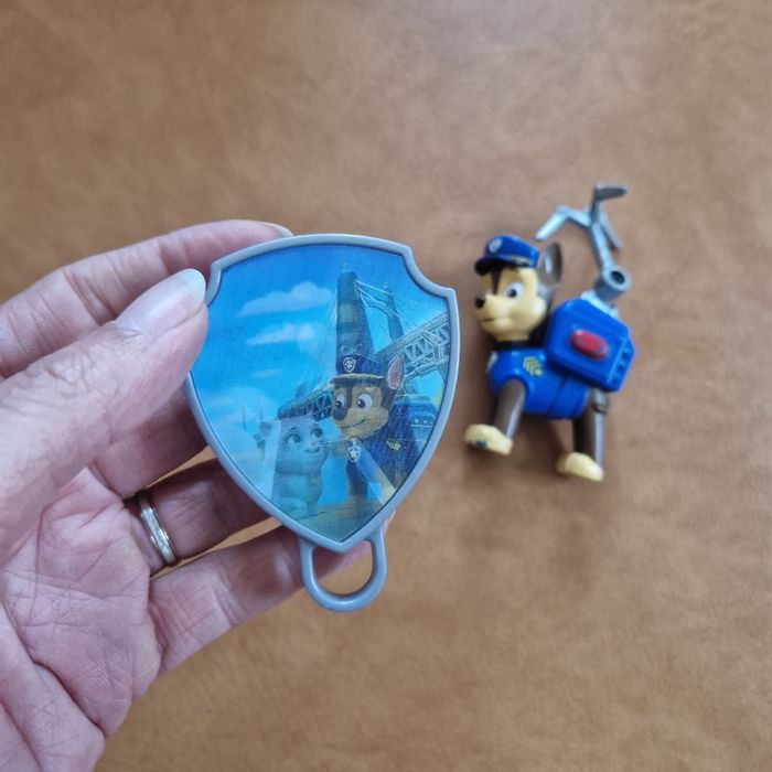 Figurine chase et son badge pat patrouille - photo numéro 2