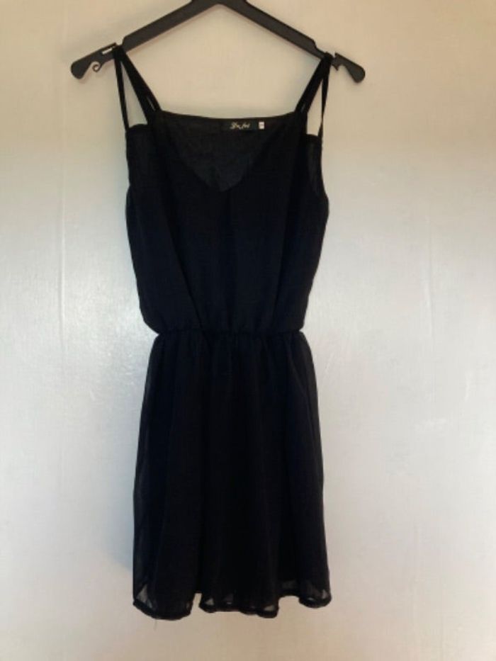 Robe courte taille S noire peu portée de marque yu fei.