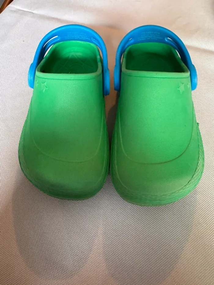 Lot de 2 paires de crocs/sabots enfants pointure 22 et 23 - photo numéro 2