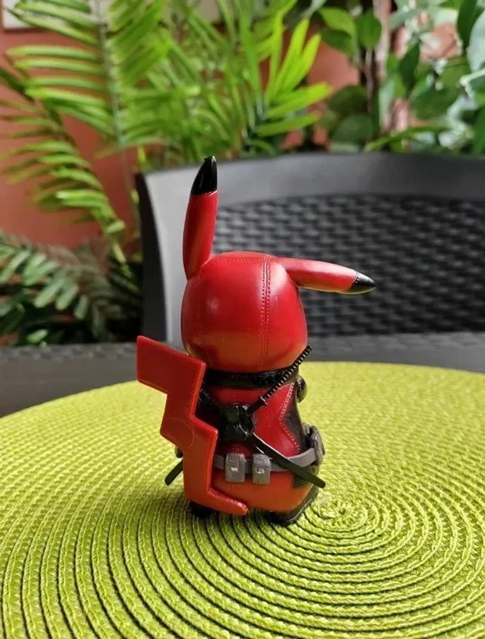 Figurine Pokemon Pikachu / Deadpool Marvel - Neuve - photo numéro 3