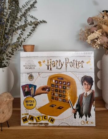 Jeu de société Harry Potter
Soyez le premier joueur à aligner 5 cubes identiques verticalement, horizontalement ou en diagonale pour gagner la partie.
Un jeu simple, alliant observation et stratégie.
Neuf