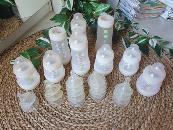 Lot de 9 biberons MAM + tétines