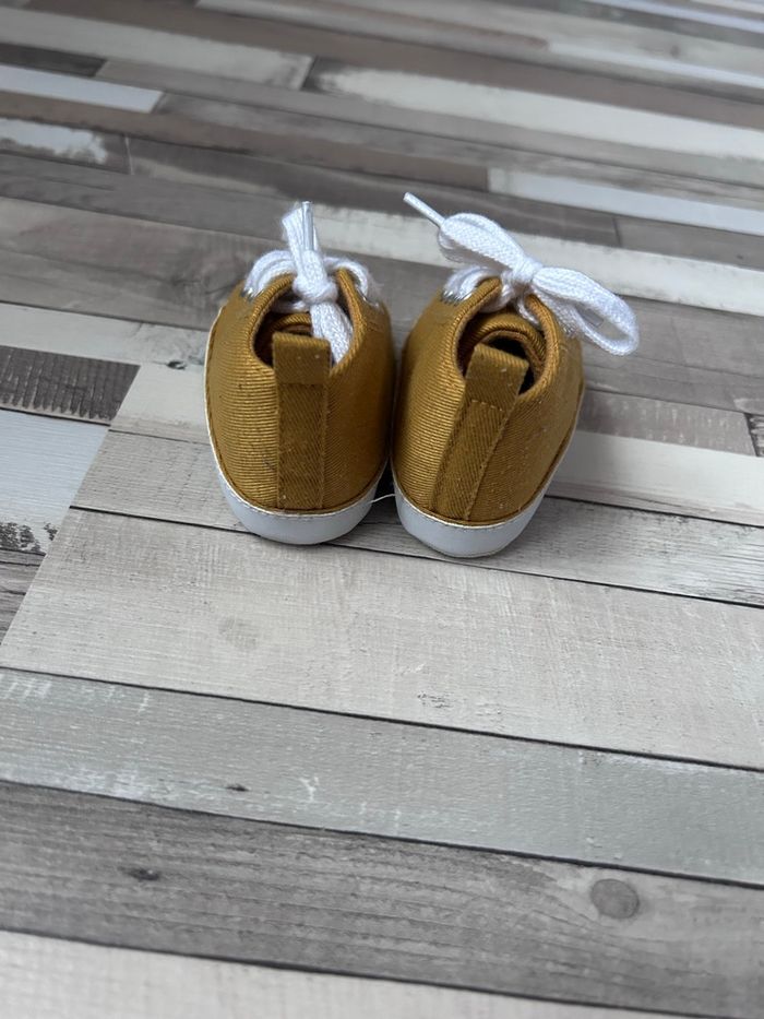 Chaussure montantes bébé taille 3-6 mois - photo numéro 4