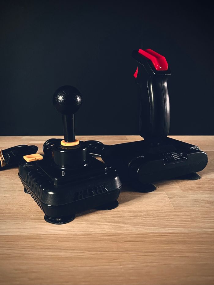 Lot de 2 Joystick Atari Commodore 9 Pin - Quickshot SVI - ZipStick
