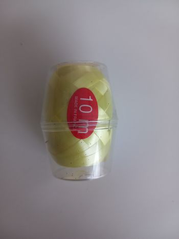 Ruban cadeau jaune pâle