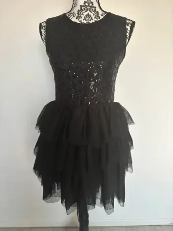 Petite robe de soirée noire en sequins et tulle 36