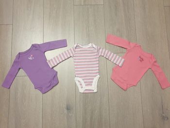 Lot de body. Fille naissance.  Marque Babiesrus