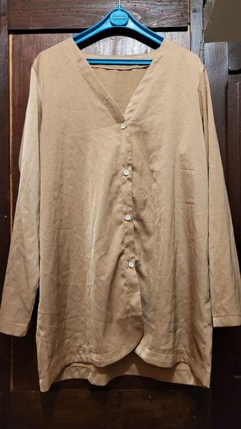 Blouse manches longues a boutons dorée