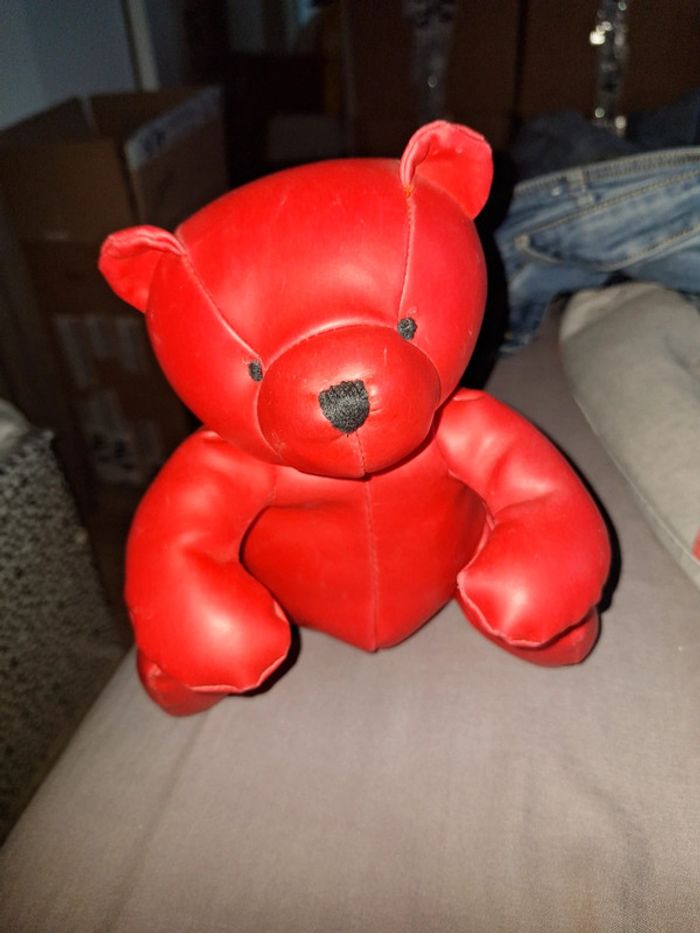 Ourson similicuir rouge