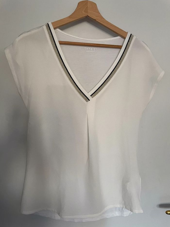 Tee shirt/blouse blanche avec liserais noir et doré